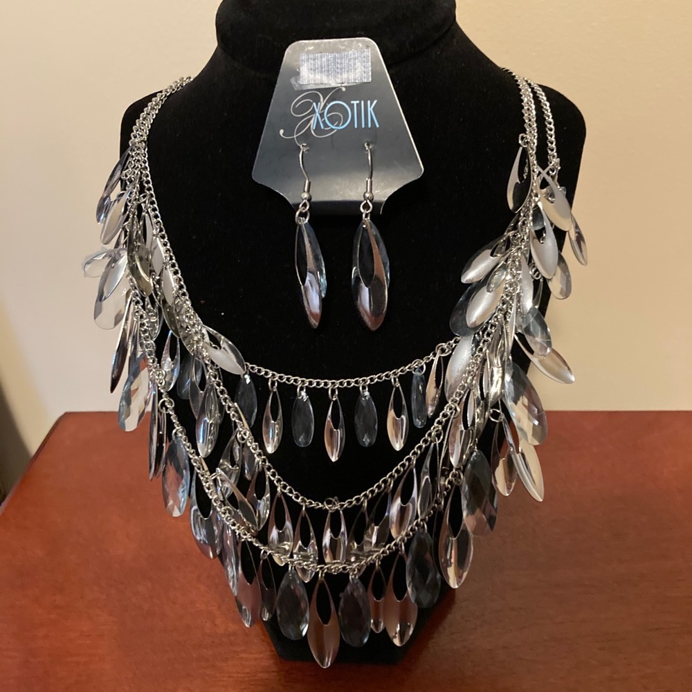Necklace and earrings set.